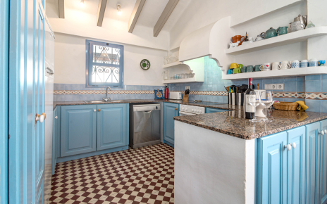Neat and practical kitchen for self-catering